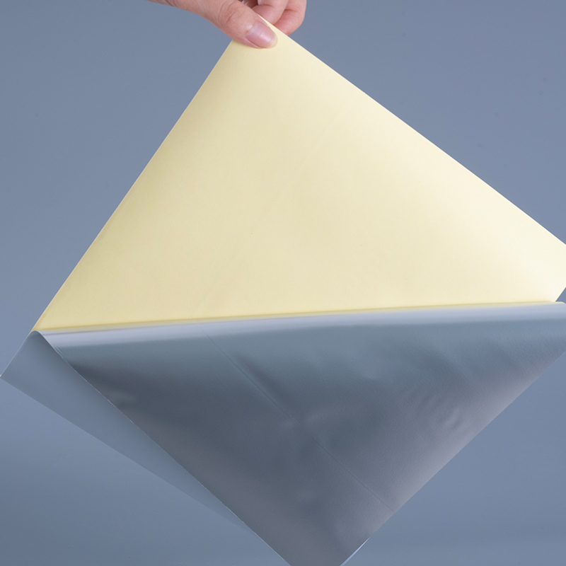 Etiqueta autoadhesiva de película PET de poliéster blanco brillante de 50mic con rollo gigante de adhesivo acrílico solvente para impresión digital