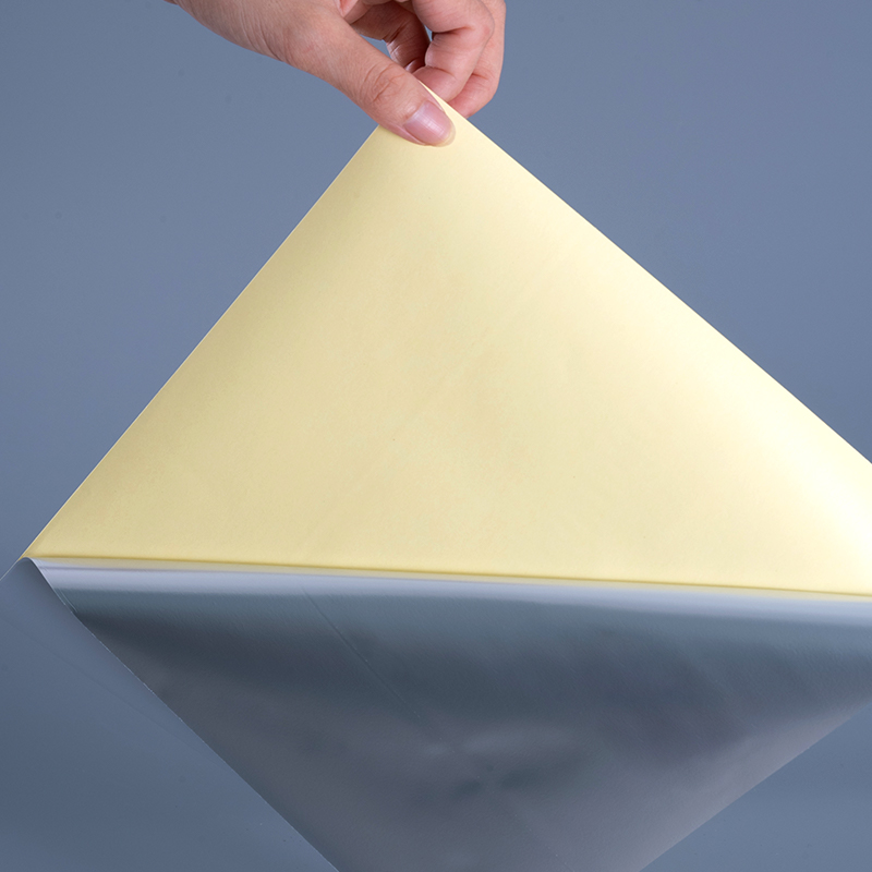 Etiqueta autoadhesiva de película PET de poliéster blanco brillante de 50mic con rollo gigante de adhesivo acrílico solvente para impresión digital