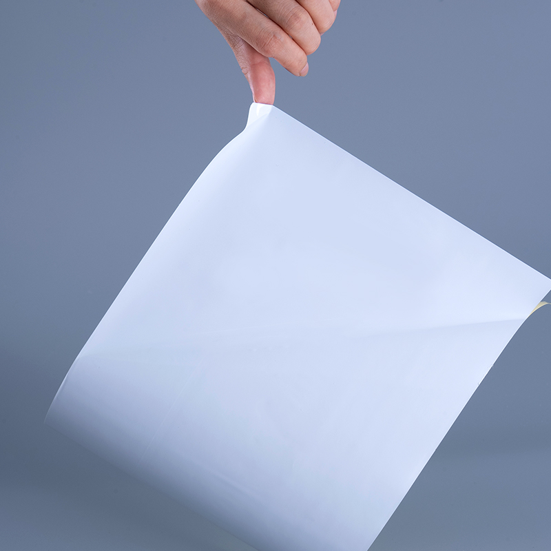 Materiales de etiquetas de película de vinilo PET brillante de 25mic con rollo gigante de adhesivo acrílico para impresión de inyección de tinta