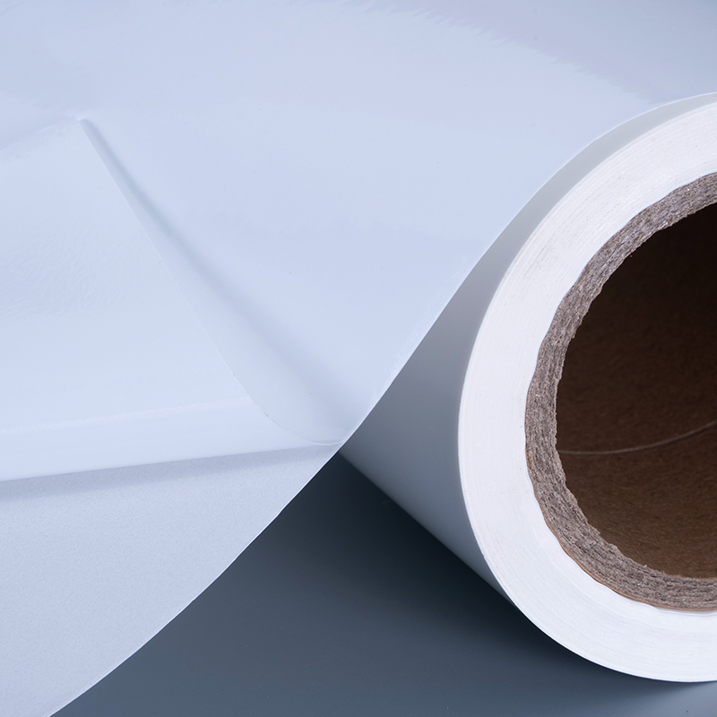 Materiales de etiquetas de película de vinilo PET brillante de 25mic con rollo gigante de adhesivo acrílico para impresión de inyección de tinta