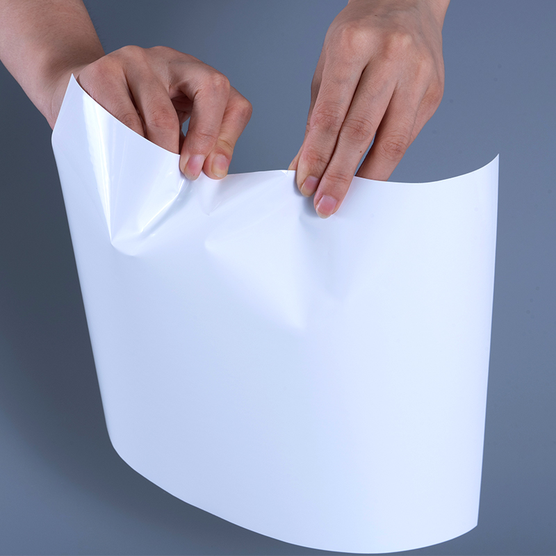 Materiales de etiquetas de película de vinilo PET brillante de 25mic con rollo gigante de adhesivo acrílico para impresión de inyección de tinta