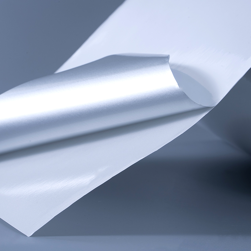 Etiqueta autoadhesiva de película de poliéster aluminizada blanca brillante de 25mic con adhesivo acrílico a base de agua para impresión por inyección de tinta