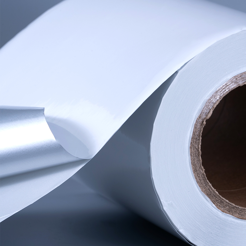 Etiqueta autoadhesiva de película de poliéster aluminizada blanca brillante de 25mic con adhesivo acrílico a base de agua para impresión por inyección de tinta