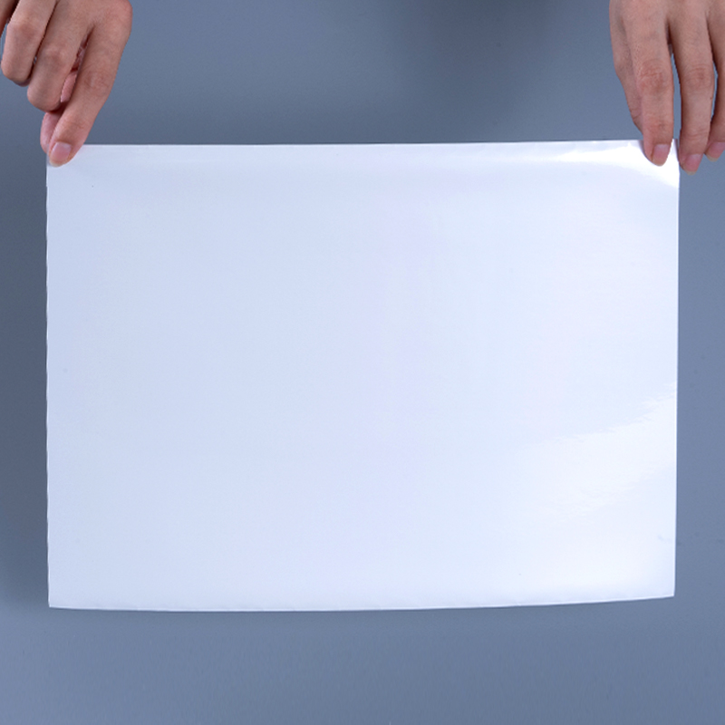 Etiqueta autoadhesiva de película de poliéster aluminizada blanca brillante de 25mic con adhesivo acrílico a base de agua para impresión por inyección de tinta