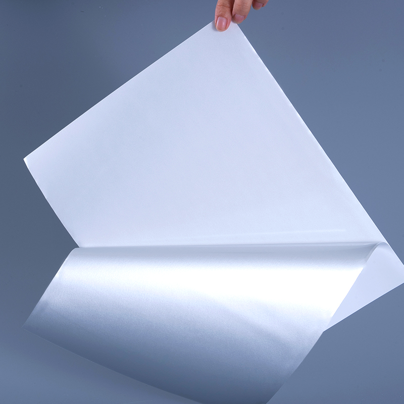 Etiqueta autoadhesiva de película de poliéster aluminizada blanca brillante de 25mic con adhesivo acrílico a base de agua para impresión por inyección de tinta
